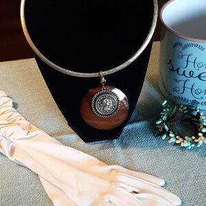 Off Park Gold Colored Necklace Dei.Gratia.F.D+Elizabeth. II